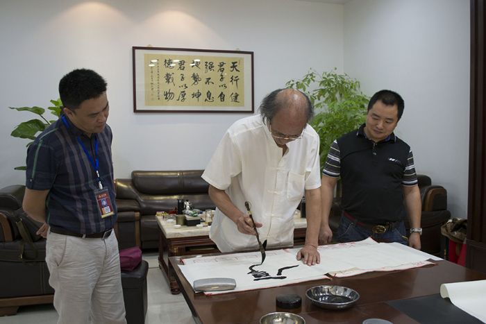 张剑岑先生为PP视讯题词“厚路”、“今生现代 PP视讯”