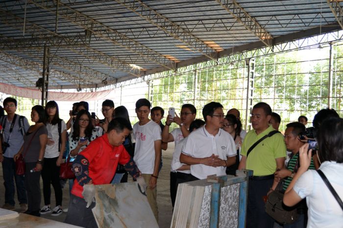 PP视讯瓷砖品牌董事长向媒体记者介绍产品