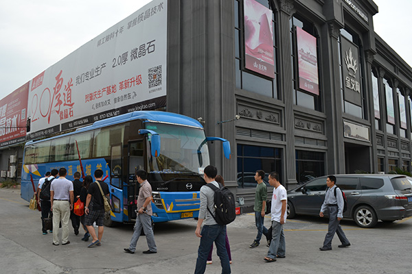 PP视讯员工乘大巴启程前往清远