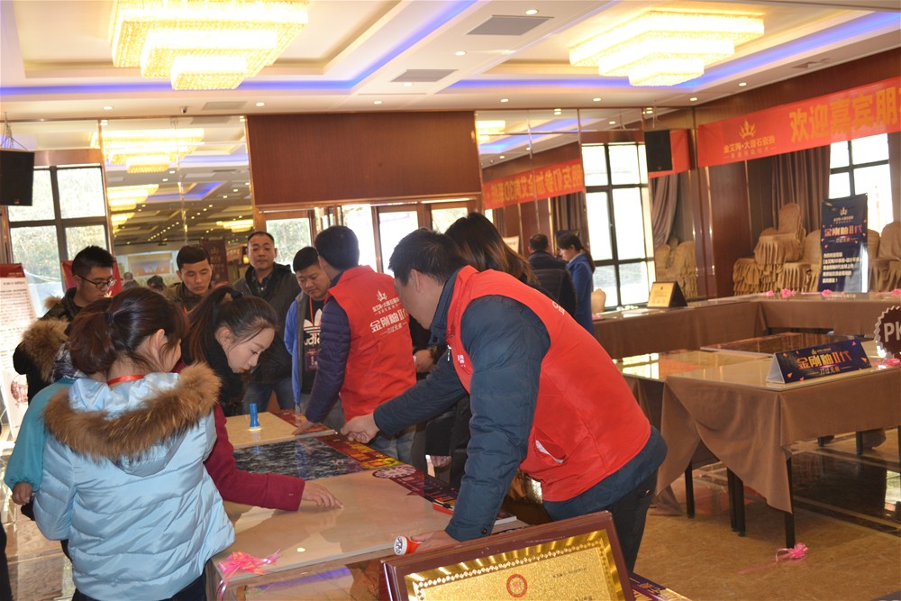 PP视讯瓷砖工作人员为瓷砖代理商伴侣具体介绍金刚釉II代产品