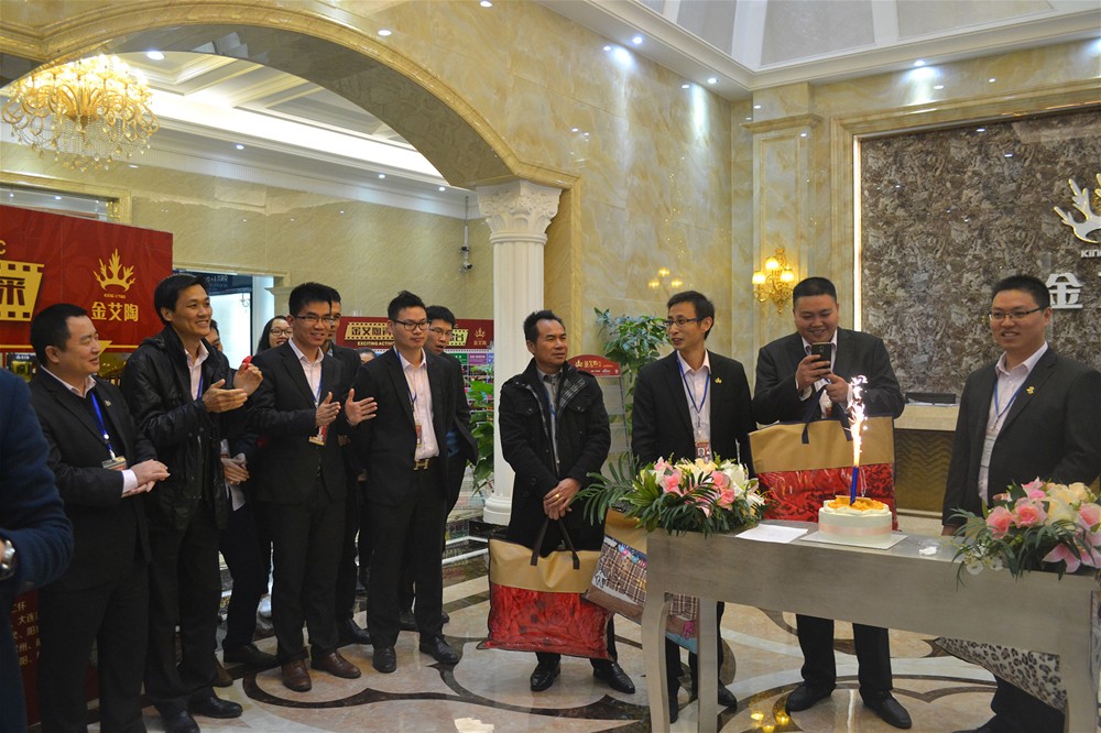 整个PP视讯人齐聚一堂为寿星庆生