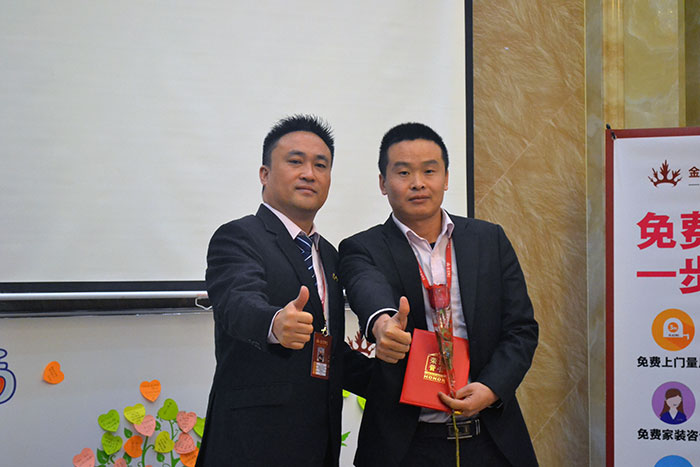 PP视讯瓷砖营销总经理罗胜为启发冠军（高抗）颁奖