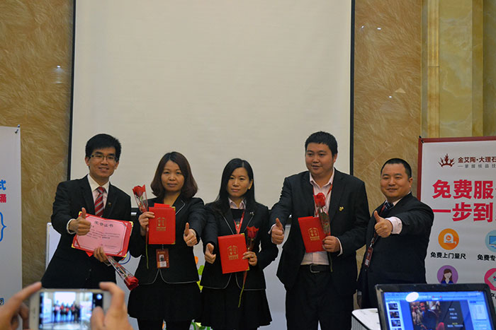 PP视讯瓷砖营销总监刘鸿瑞为2015优良员工颁奖