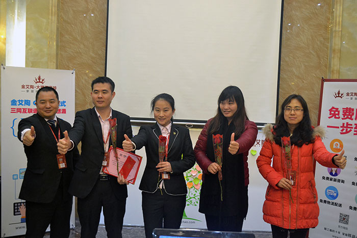 PP视讯瓷砖营销总监刘鸿瑞为2015年团队贡献奖（网销部）颁奖