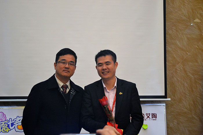 PP视讯瓷砖董事长刘鸿祥为2015年董事长出格奖（王宏城）颁奖