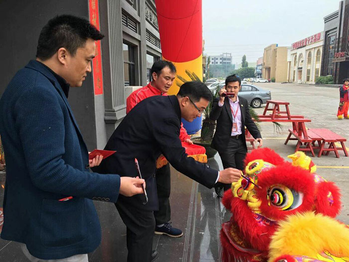 PP视讯瓷砖董事长刘鸿祥给狮子点睛