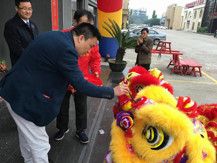 PP视讯瓷砖营销总经理罗胜给狮子点睛