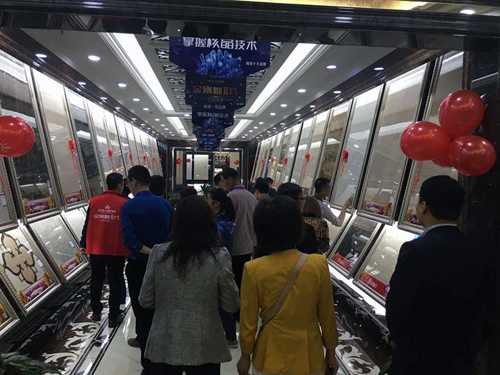 10参会嘉宾参观西安PP视讯品牌专卖店