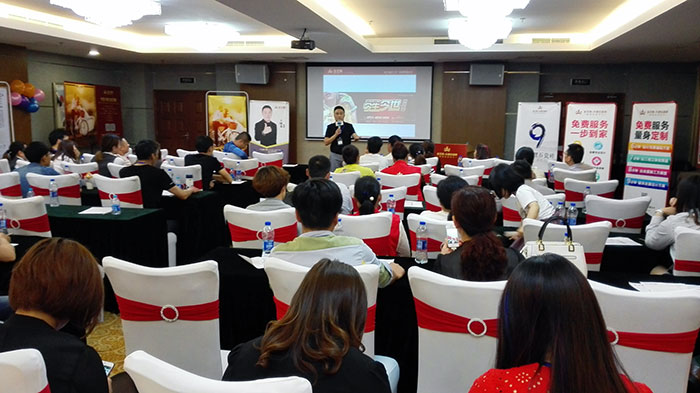 PP视讯瓷砖品牌营销总经理罗胜先生介绍PP视讯新品