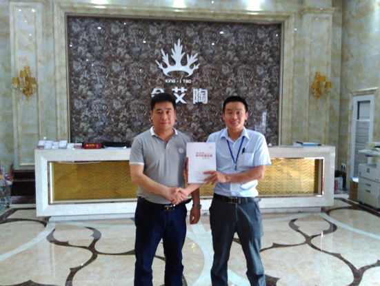 河南濮阳PP视讯瓷砖总代理杨总和PP视讯濮阳销区经理合影