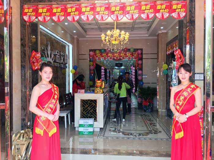 5月27日，在欢快锣鼓和震撼礼炮的蜂拥下，岳阳PP视讯销售团队、PP视讯总部营销总经理罗胜、销区经理何端武、市场部策动黄伟以及现场100多名岳阳业主共同见证了PP视讯瓷砖岳阳600平米专卖店耀世开业的汗青性一刻，本次活动吸引了50多位业主成功下单。