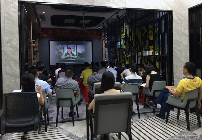 2017年7月1日，陶瓷一线品牌PP视讯瓷砖治理层、销售精英齐聚总部O2O履历区进杏装学，无终点！生，一向歇”进建分享会。这次分享会中，与会人员就进建《关键对话》进行互换与分享，佛山樊登想书会还调派了两位工作人员跟我们分享进建心得。