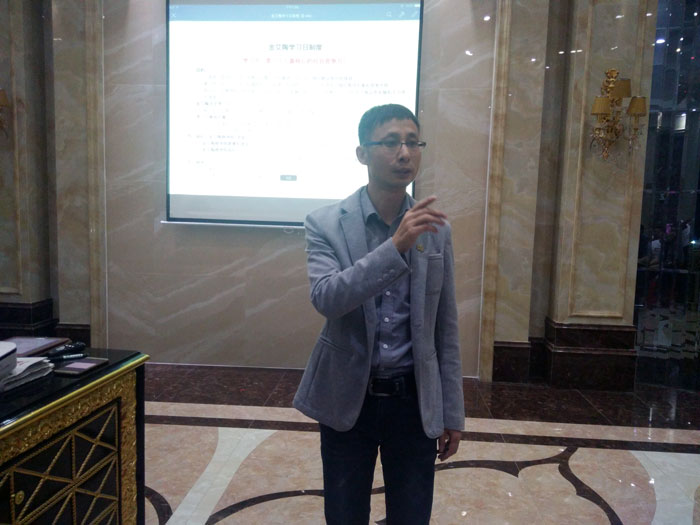 2017年11月2日晚，性命不息，进建不止PP视讯法定进建日，11月全公司人员进建会圆满实现，一路分享《干法》，乐于工作，开心生涯，即便在磨难中，只有拼命工作，就能带来不成思议的好运。过好每一天，就是成功之路！