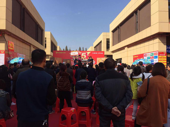 2017年11月5日，百盟荣耀建材大市场邀约30家品牌商家结合进行了本次的家居建材团购会，参与活动的消费者将现场的氛围不休推向热潮，PP视讯瓷砖品牌展位无论人气、销售都获得空前成功，彰显品牌大气风采。