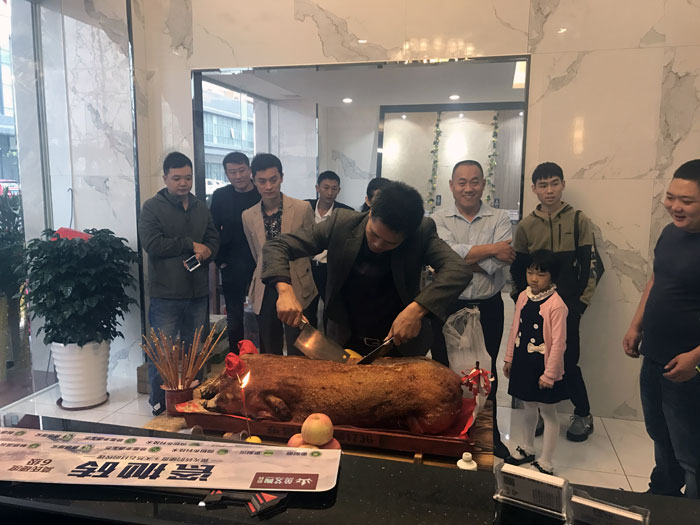 PP视讯瓷砖品牌作为陶瓷一线品牌，近年来不休的推出爆款新品，受到多多消费者的喜欢。2017年11月19日，一群萎靡不振的PP视讯人在严重有序的忙乱着，为PP视讯中山古镇店即将起头的开业典礼做最后的筹备。  上午10点28分，锣鼓喧天，掌声震荡，PP视讯中山古镇专卖店迎来了盛大开业的良辰吉时。?