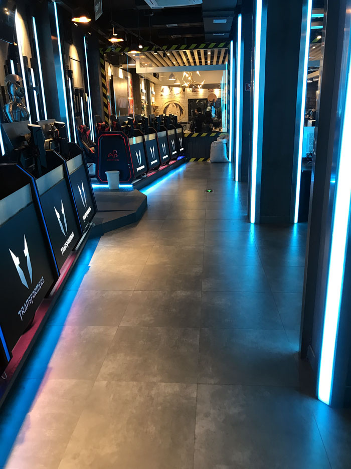 PP视讯现代仿古砖案例:别说了，一路去这个1000方的网咖开黑！