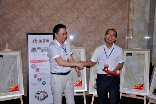 营销总经理为季度销量冠军宣告证书和奖金