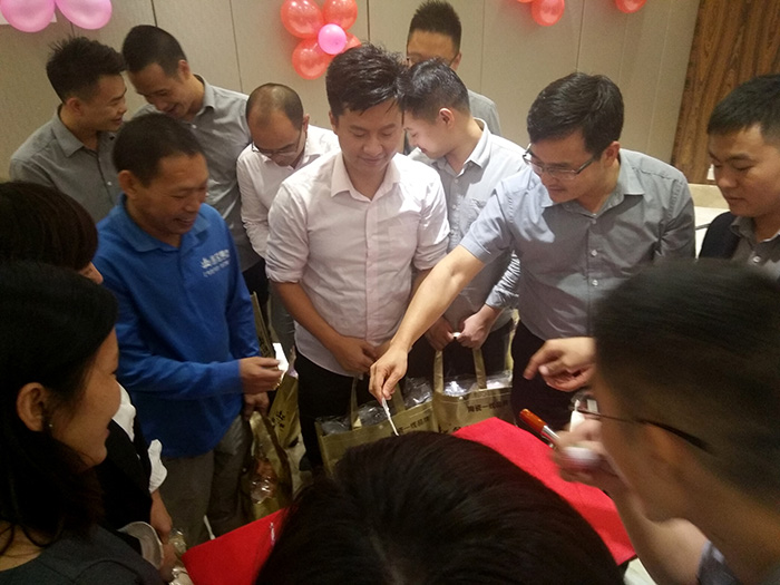 PP视讯瓷砖周围年庆